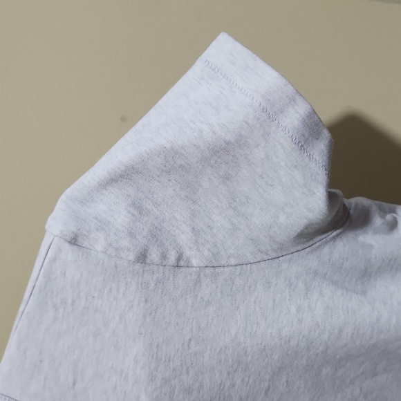 Uniqlo  Heather Grey shirt - Picture 2 of 3